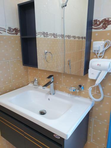 a bathroom with a sink and a mirror at شقق سانتوريني الخاصة Santorini Private Apartments in AlUla