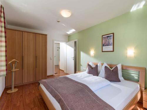 a bedroom with a large white bed in a room at Apartments Kolmblick in Gerlos