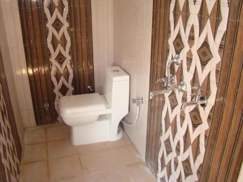 Bathroom sa DooN Resort & Farmhouse stay