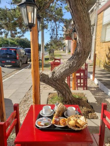 un tavolo rosso con un vassoio di cibo sopra di hotel mirasol a San Bernardo