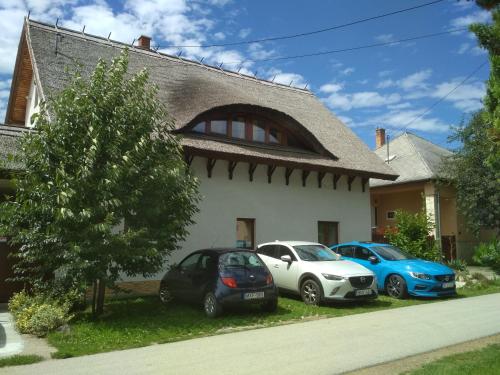 three cars parked in front of a house at Júlia Vendégház in Tar