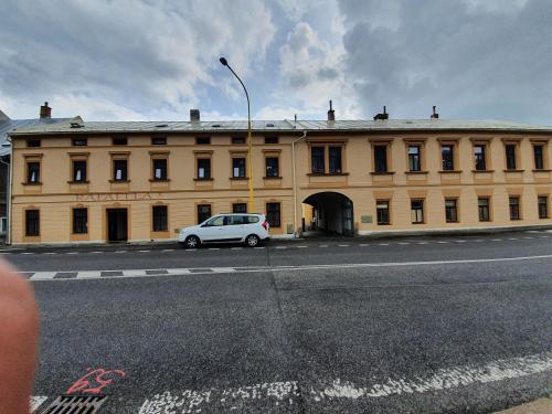 um carro branco estacionado em frente a um edifício em Penzion Rafaella em Česká Kamenice