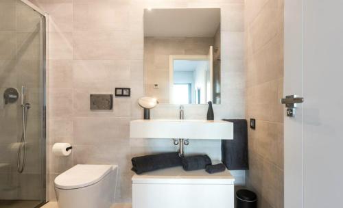 Luxury Apartment with private hot tub by Poniente Beach