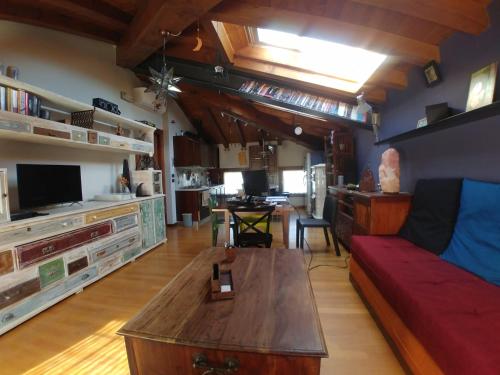 B&B Mirò في بيفي دي سوليغو: غرفة معيشة مع أريكة وطاولة