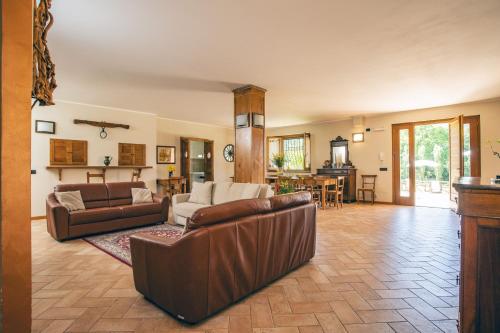 een woonkamer met een bank en een tafel bij Cerqua Rosara Residence in Valtopina