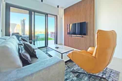 Luxury Apartment with private hot tub by Poniente Beach