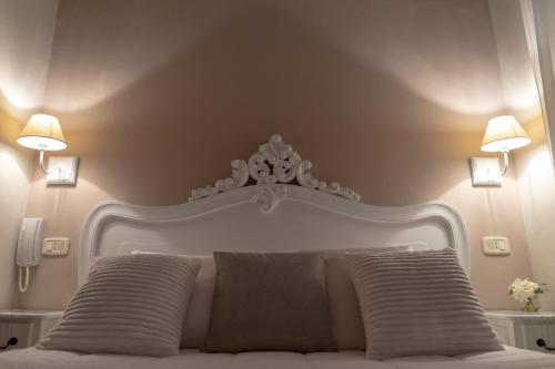 a bedroom with a white bed with two pillows at B&B Alexander in Pollutri