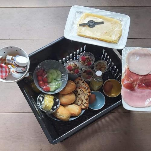 ein Tablett mit verschiedenen Lebensmitteln in der Unterkunft Bed&Breakfast Tussen de Poorten in Kampen