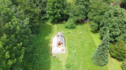 an overhead view of a garden with a small house at refugium am see in Seeboden