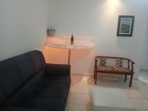 - un salon avec un canapé et une table dans l'établissement Sua casa na praia em Cabo Frio, à São Pedro da Aldeia