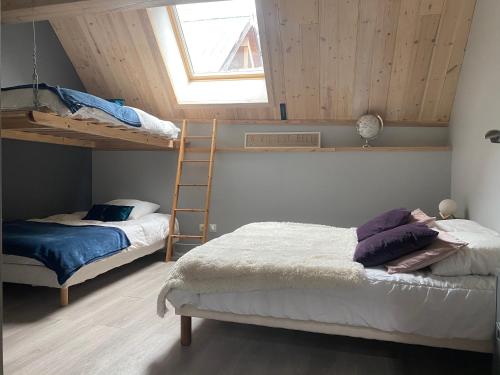 1 dormitorio con 2 literas y ventana en VENOSC Le Haut de la Grange en Les Deux Alpes