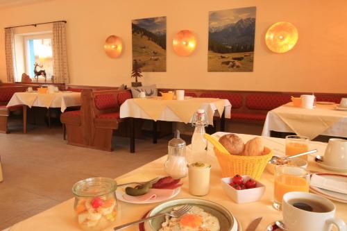 ein Esszimmer mit einem Tisch mit Essen drauf in der Unterkunft Hilleprandt - Adults Only in Garmisch-Partenkirchen