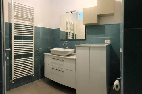 La salle de bains est pourvue d'un lavabo et d'un miroir. dans l'établissement Il Bosco - vicino al lago, vicino alle montagne, à Ballabio