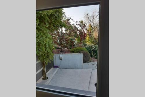 una ventana con vistas al jardín desde una casa en Gîtes RN2, en Larouillies
