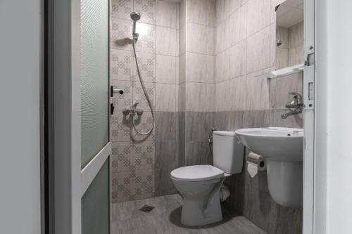 La salle de bains est pourvue de toilettes et d'un lavabo. dans l'établissement Hotel Char, à Primorsko