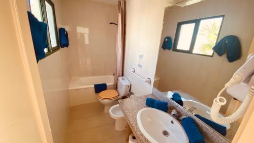 A bathroom at Casthotels Fuertesol Bungalows