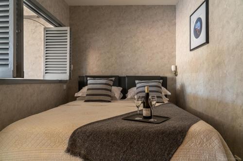 - une chambre avec un lit doté d'un verre de vin dans l'établissement Naturist village, beach side, ground floor apartment, au Cap d'Agde