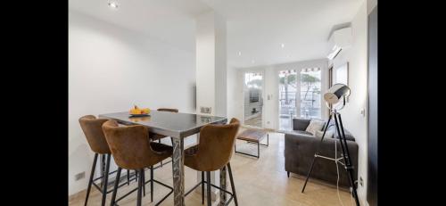 une salle à manger avec une table et quelques chaises dans l'établissement Bord de mer la Ciotat, à La Ciotat