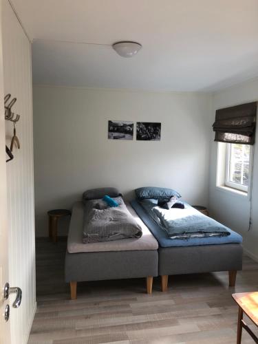 1 cama en una habitación con 2 almohadas en Apartment for holiday in Nyksund, en Nyksund