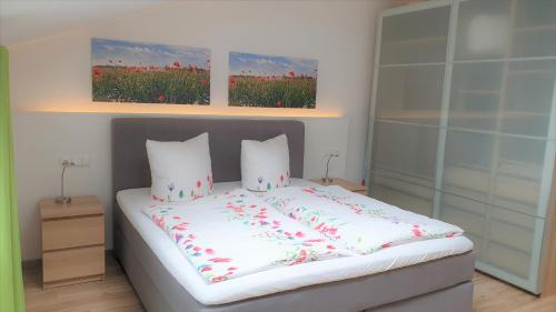 a bedroom with a bed with flowers on it at Urlaubsdomizil InselLust-Rügen in Sassnitz