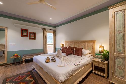 SālāsarAnand Bagh Resort & Spa by Ananta的房间里有一张大床的卧室