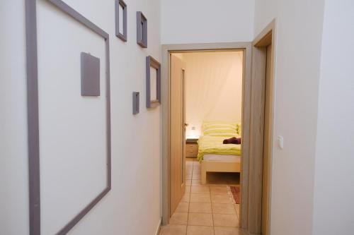 Una cama o camas en una habitación de Apartmán 466