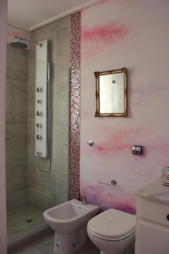 a bathroom with a shower and a toilet and a sink at Allegra Dalila Casa Hotel-Arte in Tandil