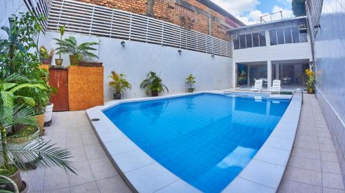 a swimming pool in the middle of a building at Hotel America Pucallpa in Pucallpa