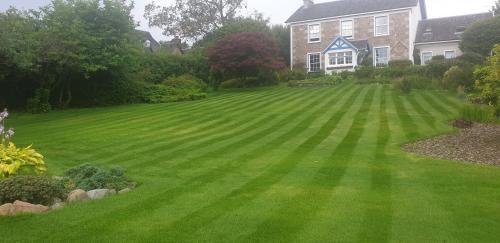 a large yard with a large green lawn at CREAG DHUBH COUNTRY HOUSE in Inveraray