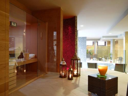 ein Wohnzimmer mit einer großen Glastür mit einem Tisch in der Unterkunft Hotel Natura in Castel di Sangro
