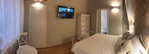 a bedroom with a bed and a tv on the wall at Casa Martimbola Self Check-in in Arezzo