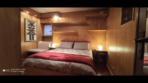 紹澤杜爾克西的住宿－Chalet La Cometa，一间小卧室,配有一张床和一把椅子