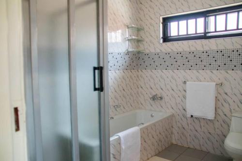 Koupelna v ubytování Modern & secure apartment in Area 43 Lilongwe - self catering
