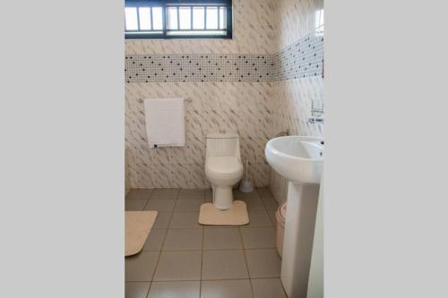 Modern & secure apartment in Area 43 Lilongwe - self cateringにあるバスルーム