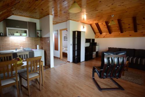 cocina y sala de estar con mesa y sillas en Apartmani Ogi i Ana en Bajina Bašta