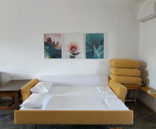 uma sala de estar com um sofá e uma mesa em Asteri Apartments em Alonissos