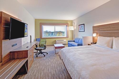 Televisyen dan/atau pusat hiburan di Holiday Inn Express & Suites Charlotte Southwest by IHG