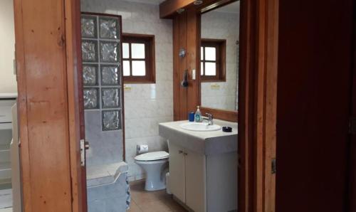 uma casa de banho com um lavatório, um WC e um chuveiro em Mistral La Herradura em Coquimbo