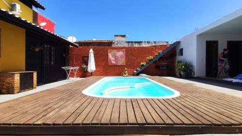 a small swimming pool on a wooden deck at Casa no Campeche com Piscina in Florianópolis