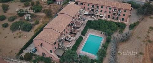 - une vue aérienne sur une maison avec une piscine dans l'établissement Apartment with Terrace, à Realmonte