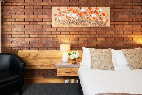 Ruthven Street Motor Inn picture