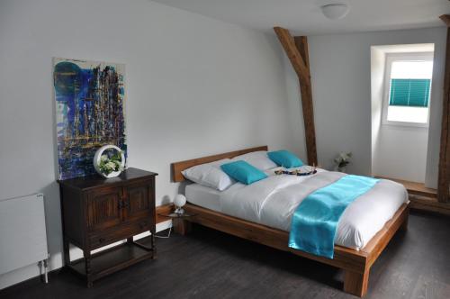 
Ein Bett oder Betten in einem Zimmer der Unterkunft Le Relais du Château Monney

