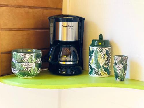 three cups and a blender on a shelf at Studio avec jardin clos et wifi a Basse Terre in Basse-Terre