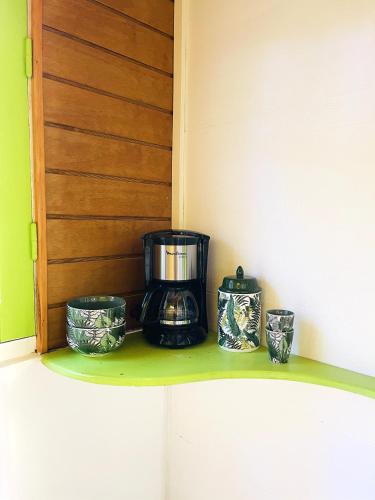 Utensilios para hacer té y café en Studio charmant à Basse Terre, vue sur jardin, 15 m²
