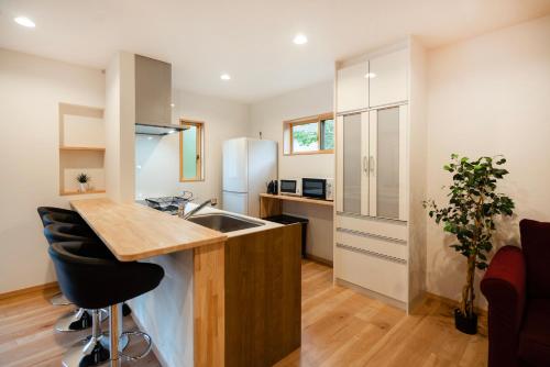 Chalet Villars في هاكوبا: مطبخ مع حوض وثلاجة