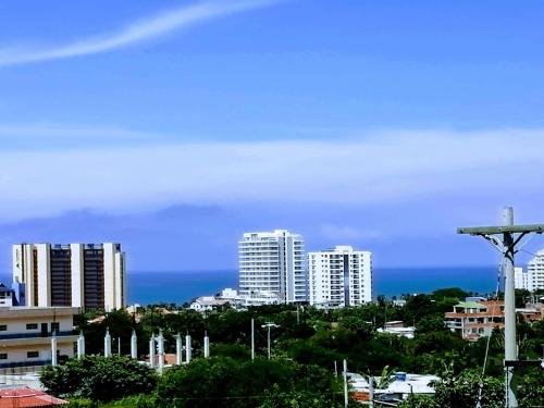 un perfil urbano con edificios altos y el océano en Aparta Suites Romance de Verano, en Santa Marta