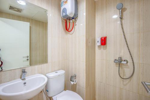 y baño con aseo, lavabo y ducha. en Skyview Sentul Tower Apartments en Bogor