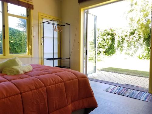 1 dormitorio con cama y ventana grande en City central apartment – modern, private & quiet, en Invercargill