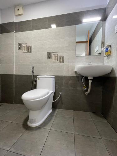 łazienka z toaletą i umywalką w obiekcie The Reach Hotel w mieście Koczin