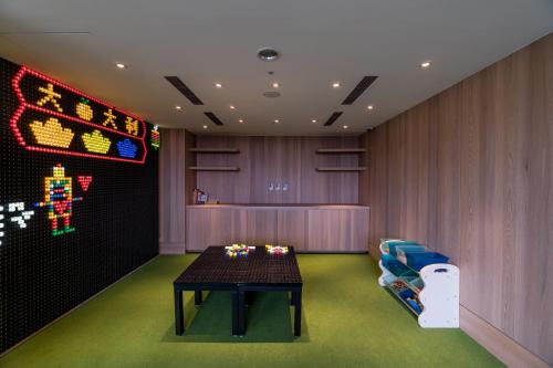 a living room with a table and a couch at Evergreen Palace Hotel Chiayi in Taibao